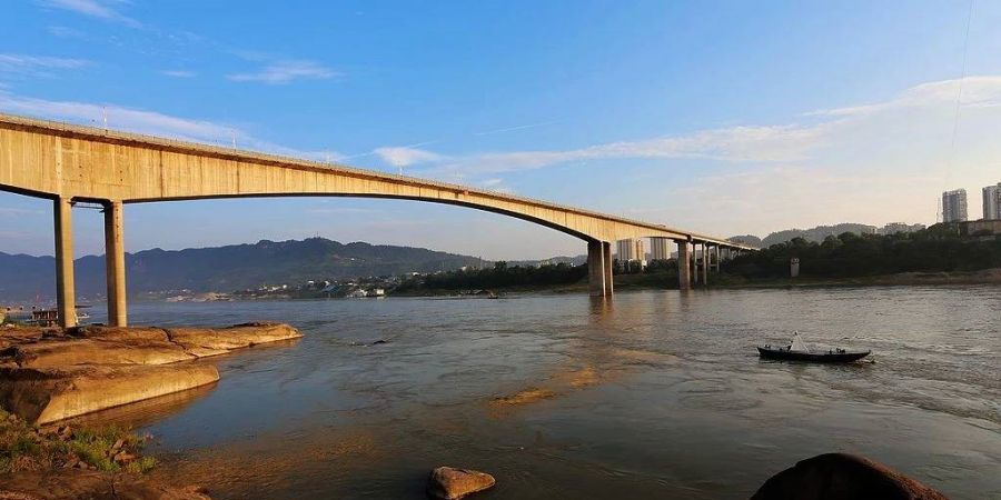 江安長江公路大橋，是金沙江、岷江在四川宜賓市會(huì)合正式稱為長江后，按沿江而下順序排列的第一座縣級已建成的長江大橋。大橋建成后貫通3條省道，將改善川南地區(qū)的路網(wǎng)結(jié)構(gòu)，優(yōu)化川南旅游環(huán)線，對促進(jìn)地方經(jīng)濟(jì)和社會(huì)發(fā)展起到推動(dòng)作用。.jpg