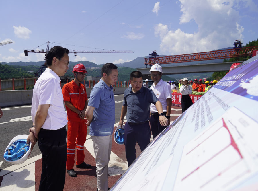 蜀道集團黨委委員、副董事長周黎明一行赴鎮廣公司一線開展安全環保、防汛減災專項檢查暨2022年“夏送清涼”慰問活動1.png