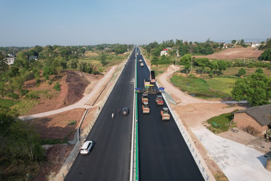 瀘永高速公路ZCB1-LM項目建設已進入路面施工最后的攻堅期和沖刺階段。截至目前，瀘永高速公路項目路面工程已完成約80%。.jpg