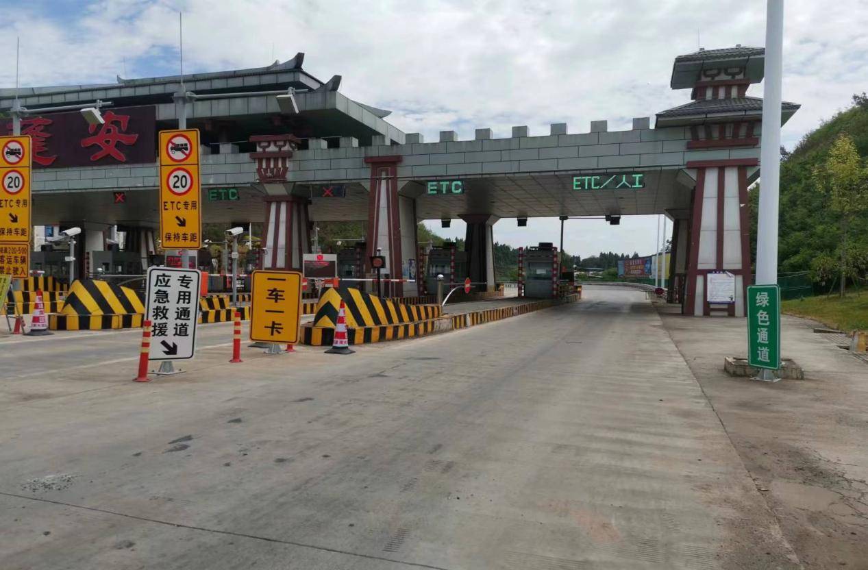 南大梁、綿西高速各收費啟動應(yīng)急救援專用通道.jpg